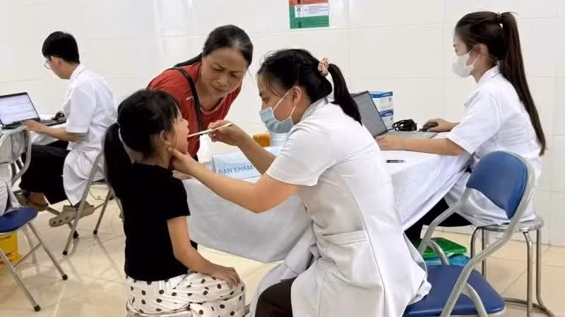 Các y, bác sĩ Trạm Y tế xã Ba Vì (thành phố Hà Nội) khám sức khỏe cho trẻ em trên địa bàn. (Ảnh: Báo Nhân Dân)