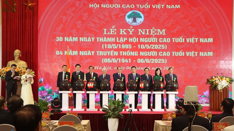 Đại diện các lãnh đạo bấm nút khởi động Chương trình nhân đạo "Mắt sáng cho người cao tuổi".