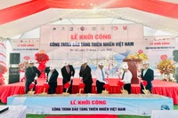 Các đại biểu thực hiện nghi thức khởi công công trình Bảo tàng Thiên nhiên Việt Nam. (Ảnh: Hiếu Giang)