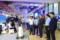 Nền kinh tế tri thức là nền kinh tế trong đó người lao động vừa làm việc, vừa học tập và nghiên cứu. (Ảnh: USTH)