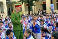 Công an tỉnh Tuyên Quang tuyên truyền pháp luật cho các em học sinh. Ảnh: Thắng Chung