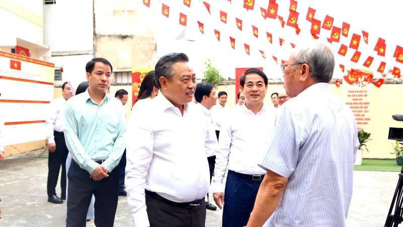 Đồng chí Trần Sỹ Thanh cùng đoàn công tác kiểm tra thực tế tại đơn vị bầu cử số 2, điểm bầu cử số 12, phường Nha Trang.