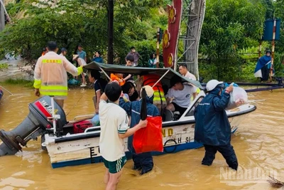 Các lực lượng chức năng giúp nhân dân ra khỏi vùng ngập lụt nguy hiểm. (Ảnh: CTV)