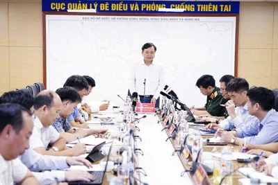 Thứ trưởng Nông nghiệp và Môi trường Nguyễn Hoàng Hiệp phát biểu chỉ đạo tại cuộc họp ứng phó với bão Ragasa chiều muộn 22/9.