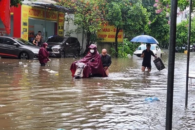 Ngập lụt trên nhiều tuyến phố tại Hà Nội sáng 26/8. (Ảnh: nhandan.vn)