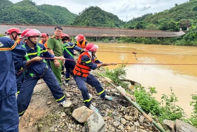Lực lượng cứu hộ đang trục vớt ô-tô do sự cố đứt cáp nghiêng cầu treo Búng Pon. (Ảnh: nhandan.vn)