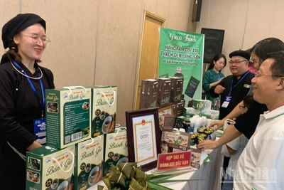 Các quầy hàng trưng bày sản phẩm dự thi trưng bày tại không gian sự kiện.