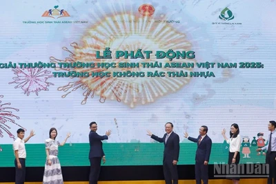 Các đại biểu ấn nút Lễ phát động Giải thưởng Trường học sinh thái ASEAN (ASEAN Eco-schools Award) năm 2025.