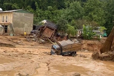 Lũ đổ về xã Chiềng Sơ trong đêm (Ảnh: Tin tức Sơn La).