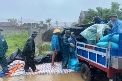 Lực lượng chức năng trợ giúp hộ dân ở xã Hoa Lộc (Thanh Hóa) di chuyển tài sản khỏi nơi có nguy cơ ngập nước. (Ảnh: nhandan.vn)