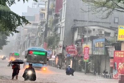 Mưa gây ngập lụt diện rộng tại nhiều tuyến phố ở Hà Nội, sáng 30/9/2025.