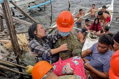 Các binh sĩ hỗ trợ người dân di chuyển khi bão Bualoi đổ bộ vào tỉnh Samar, Philippines ngày 26/9/2025. Ảnh: THX/TTXVN) 