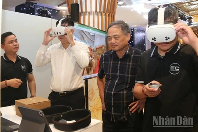 Bên lề diễn đàn, các đại biểu đã tham quan khu trưng bày, trải nghiệm không gian thực tế ảo với nhiều sản phẩm nông nghiệp, đặc sản vùng miền.