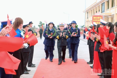 Thủ trưởng Bộ Tư lệnh Vùng 1 Hải quân đón chiến sĩ mới tại Lữ đoàn 147.