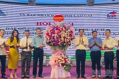 Bí thư Tỉnh ủy Lào Cai Trịnh Xuân Trường tặng hoa chúc mừng hội nghị. (Ảnh: THANH SƠN)