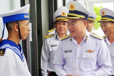 Chuẩn Đô đốc Nguyễn Đăng Tiến, Bí thư Đảng ủy, Chính ủy Vùng 3 Hải quân gặp gỡ, động viên chiến sĩ mới.