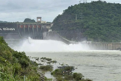 Ngày 15/7, Bộ Nông nghiệp và Môi trường yêu cầu Công ty Thủy điện Hòa Bình mở tiếp một cửa xả đáy hồ chứa.