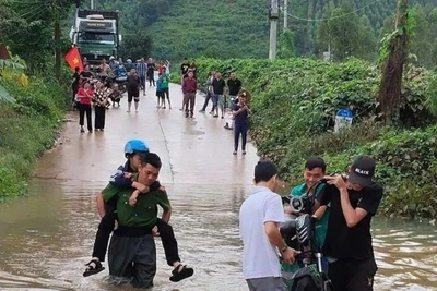Công an xã Kiên Lao (Bắc Ninh) hỗ trợ đưa trẻ em, người cao tuổi và phương tiện qua ngầm tràn.