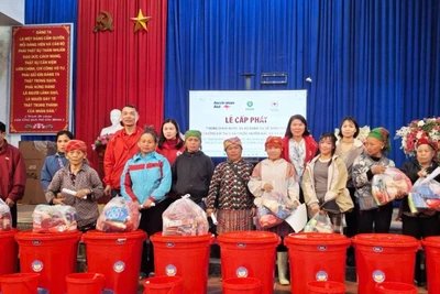 Cấp phát thùng chứa nước và bộ dụng cụ vệ sinh tại huyện Bắc Hà và Bảo Yên, Lào Cai (cũ). (Ảnh: Oxfam cung cấp)