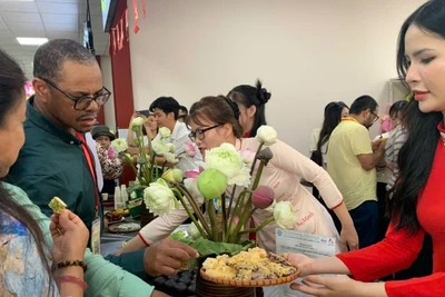 Đoàn đại biểu tham quan và thưởng thức các sản phẩm OCOP tỉnh Ninh Bình.