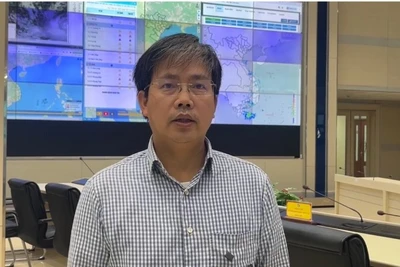 Ông Mai Văn Khiêm, Giám đốc Trung tâm Dự báo khí tượng Thủy văn quốc gia cảnh báo bão Kalmaegi là cơn bão rất mạnh, có thể duy trì cấp 14-15, giật trên cấp 17.