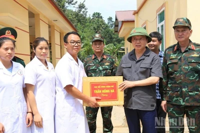 Phó Thủ tướng tặng quà cho Trạm y tế xã Việt Hồng. (Ảnh: THANH SƠN)