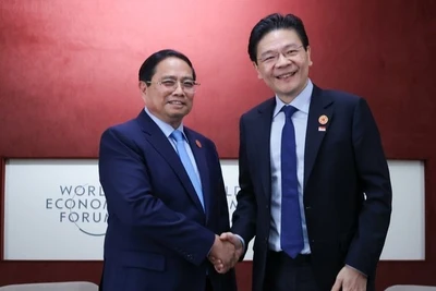 Thủ tướng Phạm Minh Chính và Thủ tướng Singapore Lawrence Wong. (Ảnh: VGP/Nhật Bắc)