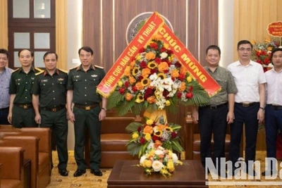 Đoàn đại biểu Tổng cục Hậu cần-Kỹ thuật (Bộ Quốc phòng) do Thiếu tướng Vũ Văn Cường, Phó Chính ủy Tổng cục Hậu cần-Kỹ thuật đến thăm và chúc mừng Báo Nhân Dân. (Ảnh: SƠN TÙNG)