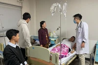 Các bệnh nhân bị ngộ độc nằm điều trị tại bệnh viện.