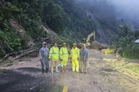 Lực lượng chức năng di dời đất đá sạt lở để cứu người mắc kẹt.