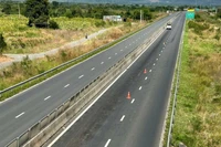 Hiện trường vụ việc với vết máu kéo dài.