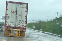 Nước ngập sâu trên đường cao tốc.