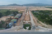 Khu công nghiệp Tân Đức đang hoàn thành cổng chào.