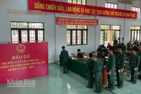 Các cử tri nghiêm chỉnh chờ bỏ phiếu.