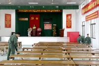 Các chiến sĩ chuẩn bị cho khu vực bầu cử.