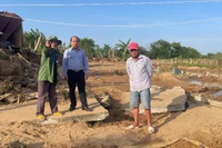 Sở Xây dựng khảo sát con đường bê tông của khu phố Kim Bình bị hư hỏng, chia cắt các hộ dân.