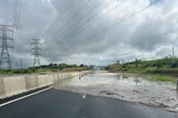 Cao tốc Phan Thiết-Dầu Giây bị ngập sâu.