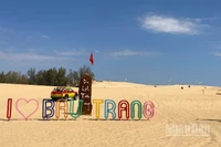 Khu du lịch Bàu Trắng thu hút khách.