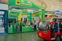 Lãnh đạo Công ty cổ phần Phân bón Bình Điền cùng cán bộ nhân viên chào đón Đoàn Lãnh đạo Đảng, Nhà nước ghé ngang gian hàng ngay sau Lễ khai mạc Triển lãm.