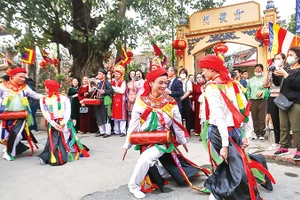 Nét độc đáo của điệu múa con đĩ đánh bồng ở Triều Khúc (xã Thanh Liệt).