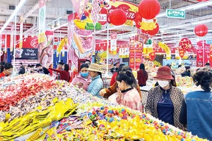 Người dân mua sắm hàng Tết tại siêu thị GO! Thăng Long.