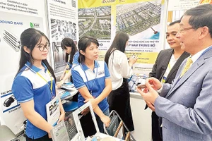 Lãnh đạo Hiệp hội Doanh nghiệp công nghiệp hỗ trợ Thành phố Hà Nội (HANSIBA) trao đổi với doanh nghiệp trong ngành về tình hình sản xuất, kinh doanh.