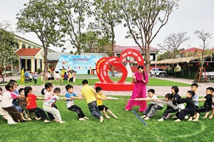 Học sinh Trường mầm non Chấn Hưng trong buổi học ngoài trời.