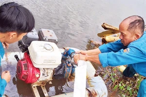 Lực lượng dân quân kiểm tra trang thiết bị chữa cháy.