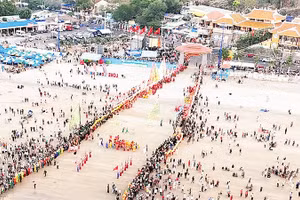 Lễ rước long vị từ biển vào dinh.