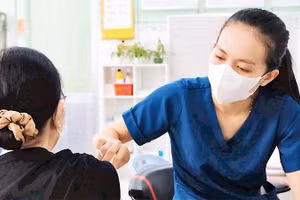 Người dân tiêm phòng viêm não mô cầu tại CDC Cần Thơ.