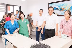 Người cao tuổi được tham gia các hoạt động phù hợp với thể trạng tại Cơ sở chăm sóc sức khỏe ban ngày cho người cao tuổi của phường Long Biên (Ảnh LINH PHẠM)
