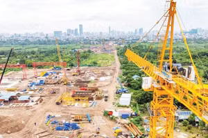 Công trường thi công dự án cầu Tứ Liên (Ảnh THỦY NGUYÊN)