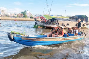 Du khách nước ngoài tham quan Chợ nổi Cái Răng, thành phố Cần Thơ.
