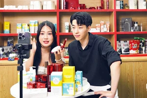 Livestream bán hàng qua thương mại điện tử tại Thành phố Hồ Chí Minh. (Ảnh THẾ ANH)